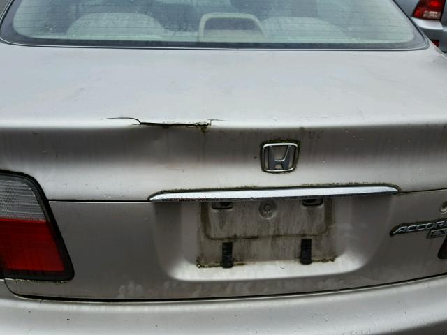 1HGCD5638VA010312 - 1997 HONDA ACCORD LX SILVER photo 9