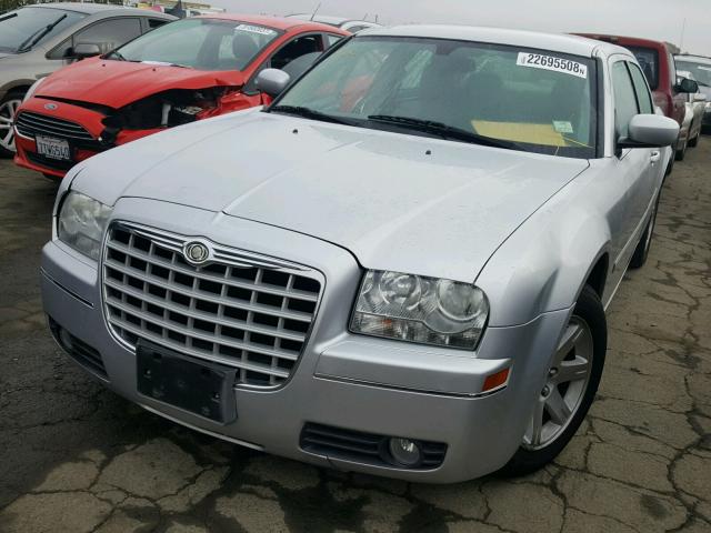 2C3KA53G77H613528 - 2007 CHRYSLER 300 TOURIN SILVER photo 2