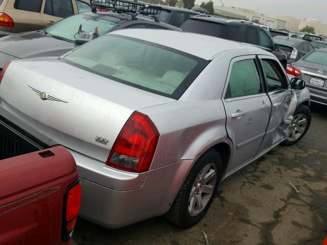 2C3KA53G77H613528 - 2007 CHRYSLER 300 TOURIN SILVER photo 4