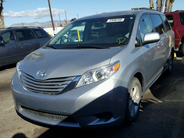 5TDKK3DC3FS652349 - 2015 TOYOTA SIENNA LE SILVER photo 2