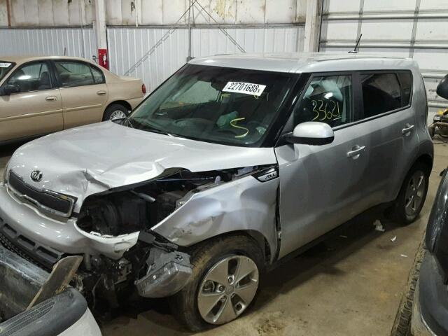 KNDJN2A28G7846217 - 2016 KIA SOUL SILVER photo 2