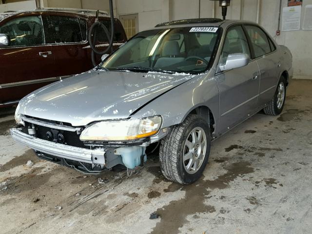 1HGCG56742A001578 - 2002 HONDA ACCORD SE SILVER photo 2