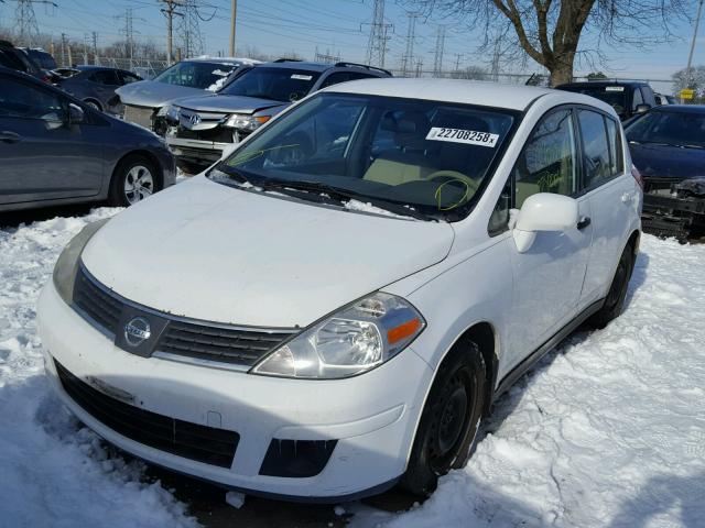 3N1BC13E77L375607 - 2007 NISSAN VERSA S WHITE photo 2