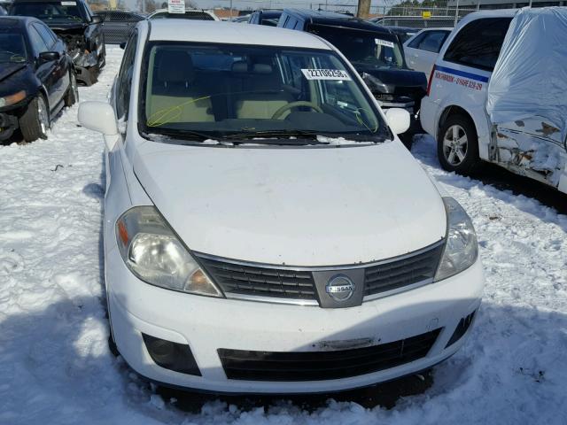 3N1BC13E77L375607 - 2007 NISSAN VERSA S WHITE photo 9