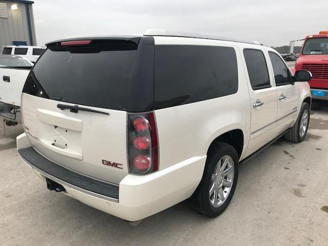 1GKS1MEF5CR204176 - 2012 GMC YUKON XL D WHITE photo 4