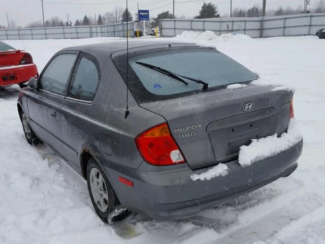 KMHCG35C04U292580 - 2004 HYUNDAI ACCENT GL GRAY photo 3