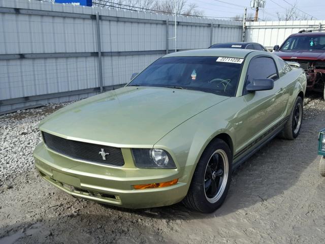 1ZVFT80N065141803 - 2006 FORD MUSTANG GREEN photo 2