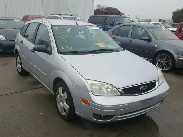 3FAFP37N85R135068 - 2005 FORD FOCUS ZX5 GRAY photo 1