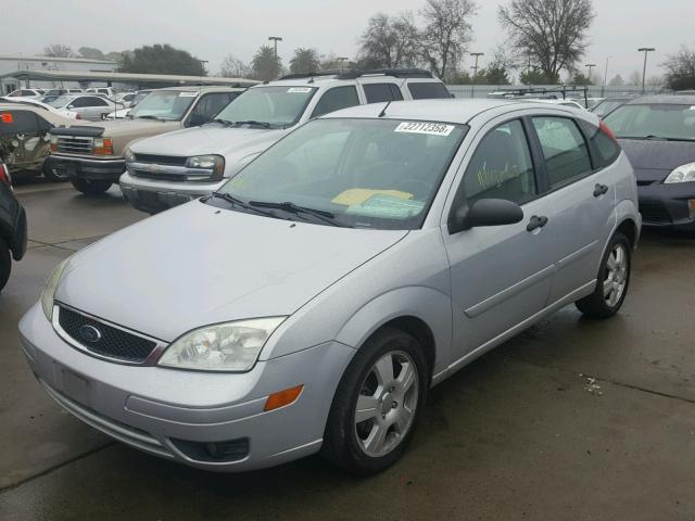 3FAFP37N85R135068 - 2005 FORD FOCUS ZX5 GRAY photo 2