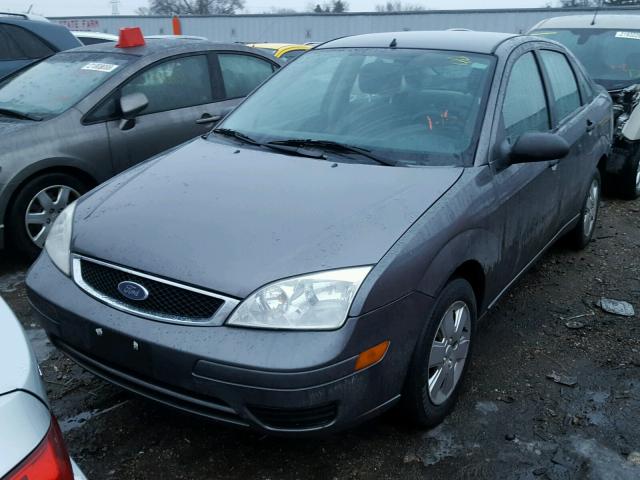 1FAHP34N17W187235 - 2007 FORD FOCUS ZX4 GRAY photo 2