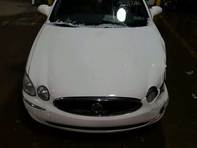 2G4WD532051297643 - 2005 BUICK LACROSSE C WHITE photo 7
