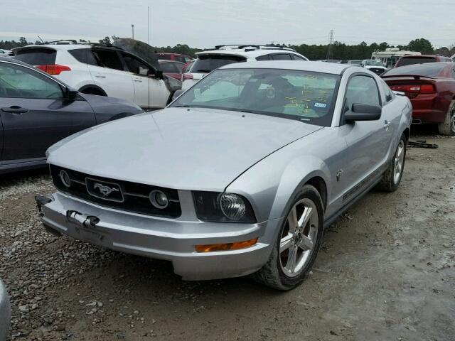 1ZVHT80N195142844 - 2009 FORD MUSTANG SILVER photo 2