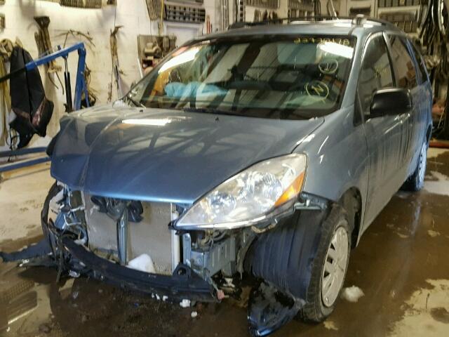 5TDZA23CX6S580689 - 2006 TOYOTA SIENNA CE BLUE photo 2