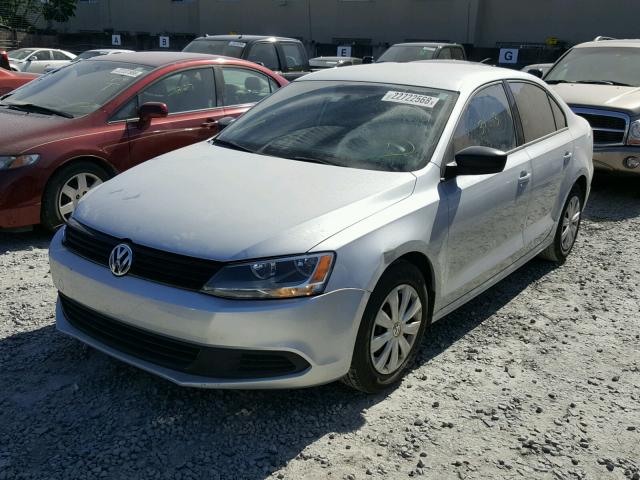 3VW2K7AJ0EM232330 - 2014 VOLKSWAGEN JETTA BASE ვერცხლისფერი ფოტო 2