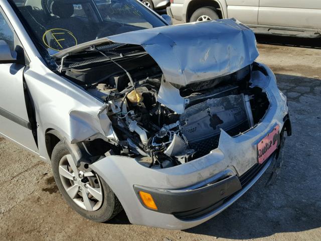 KNADE223496533711 - 2009 KIA RIO BASE SILVER photo 9