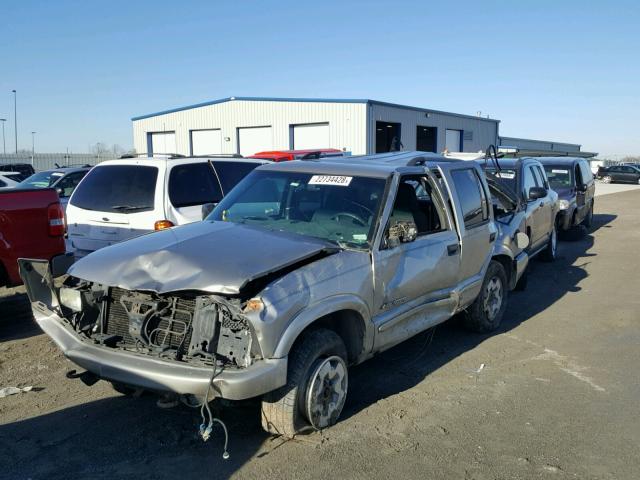 1GNDT13X03K184346 - 2003 CHEVROLET BLAZER SILVER photo 2