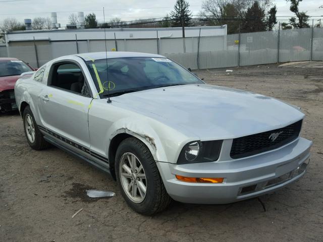 1ZVFT80NX55220538 - 2005 FORD MUSTANG SILVER photo 1