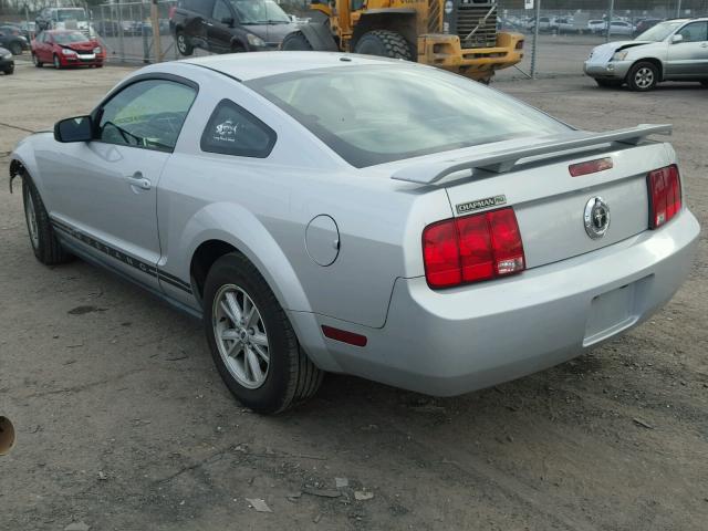 1ZVFT80NX55220538 - 2005 FORD MUSTANG SILVER photo 3
