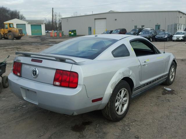1ZVFT80NX55220538 - 2005 FORD MUSTANG SILVER photo 4