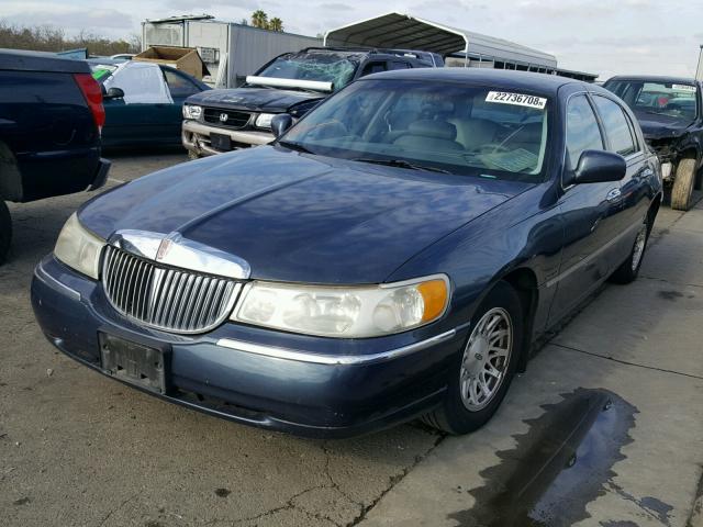 1LNFM82W9WY655374 - 1998 LINCOLN TOWN CAR S BLUE photo 2