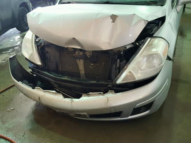 3N1BC11E79L457679 - 2009 NISSAN VERSA S SILVER photo 9