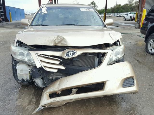 4T1BF3EK5BU655331 - 2011 TOYOTA CAMRY BASE GOLD photo 9