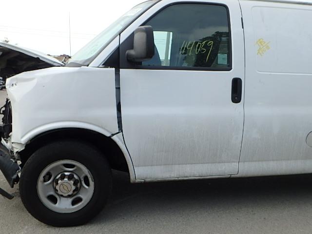 1GCWGFCA5D1111379 - 2013 CHEVROLET EXPRESS G2 WHITE photo 9