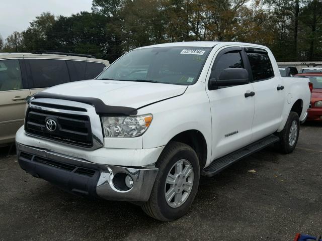 5TFEM5F16AX016042 - 2010 TOYOTA TUNDRA CRE WHITE photo 2