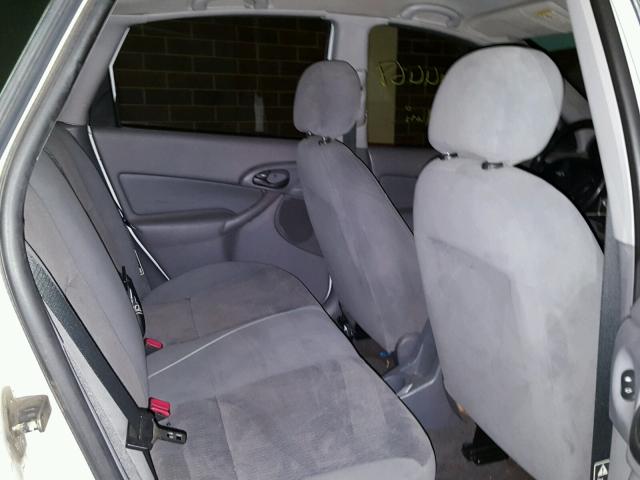 1FAFP34P21W266817 - 2001 FORD FOCUS SE WHITE photo 6