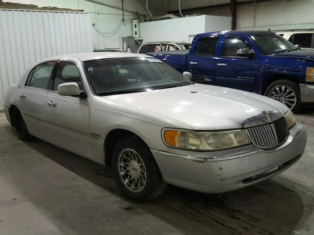 1LNFM82W8WY714995 - 1998 LINCOLN TOWN CAR S SILVER photo 1