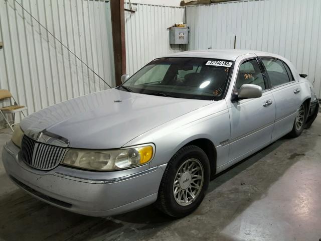 1LNFM82W8WY714995 - 1998 LINCOLN TOWN CAR S SILVER photo 2