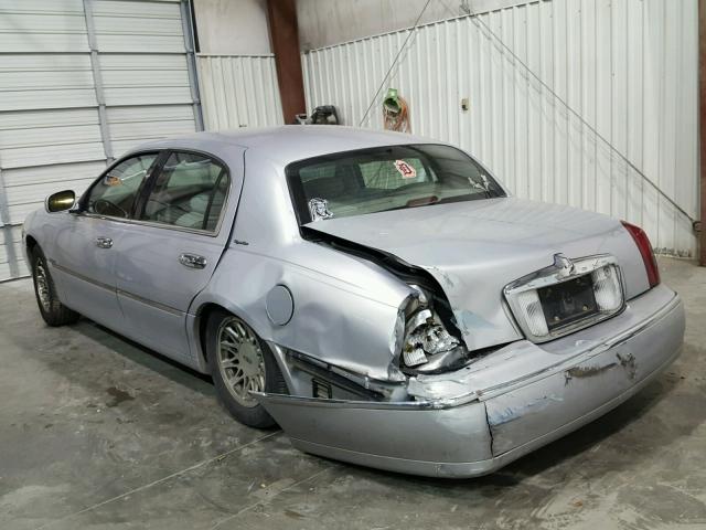 1LNFM82W8WY714995 - 1998 LINCOLN TOWN CAR S SILVER photo 3