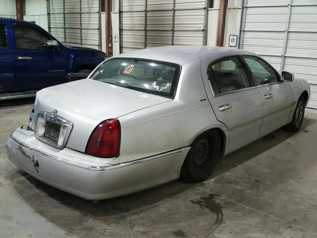 1LNFM82W8WY714995 - 1998 LINCOLN TOWN CAR S SILVER photo 4