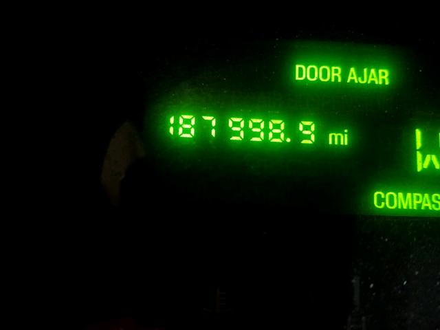 1LNFM82W8WY714995 - 1998 LINCOLN TOWN CAR S SILVER photo 8