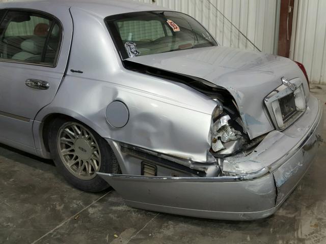 1LNFM82W8WY714995 - 1998 LINCOLN TOWN CAR S SILVER photo 9