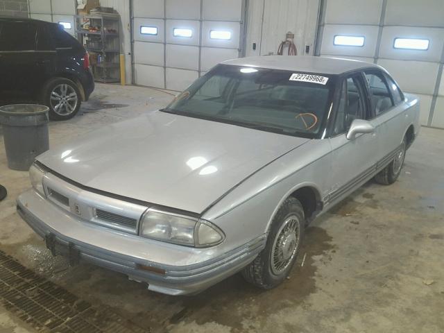 1G3HN53L1NH357591 - 1992 OLDSMOBILE 88 ROYALE GRAY photo 2