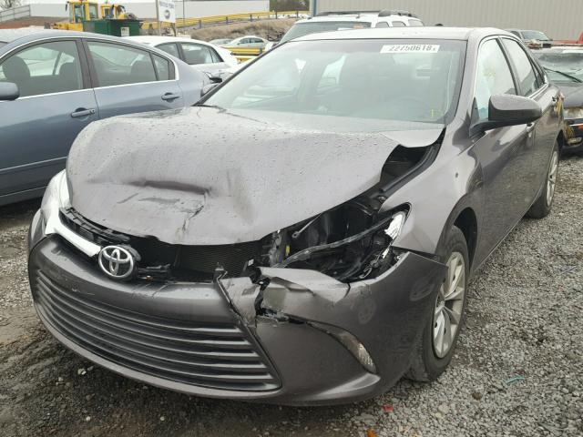 4T1BF1FKXGU554148 - 2016 TOYOTA CAMRY LE GRAY photo 2