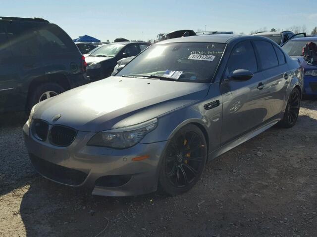 WBSNB93508CX09378 - 2008 BMW M5 GRAY photo 2