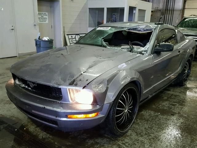 1ZVFT80N375224319 - 2007 FORD MUSTANG GRAY photo 2