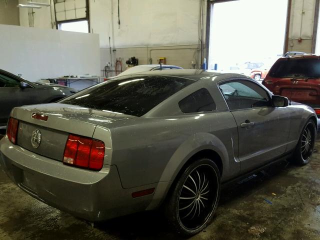 1ZVFT80N375224319 - 2007 FORD MUSTANG GRAY photo 4