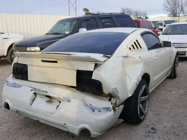 1ZVFT80N055157692 - 2005 FORD MUSTANG WHITE photo 4