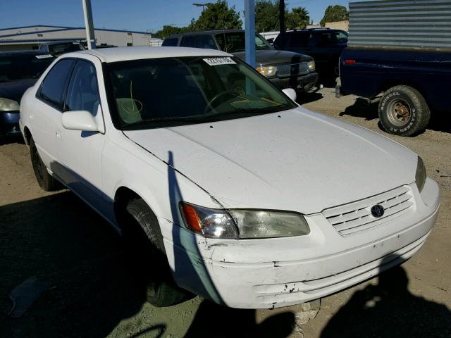 JT2BG28K9W0154455 - 1998 TOYOTA CAMRY LE WHITE photo 1