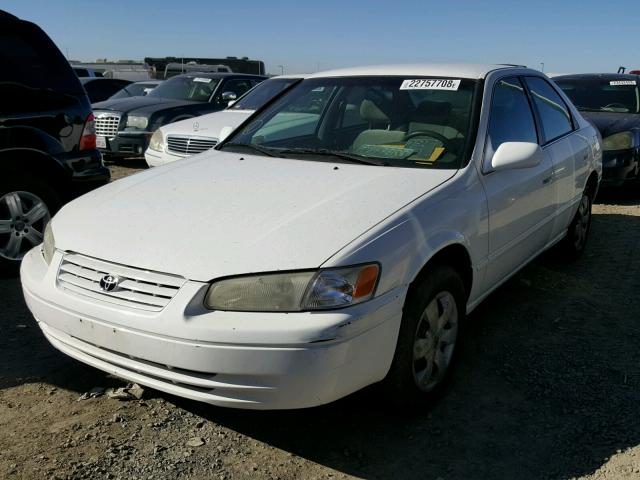 JT2BG28K9W0154455 - 1998 TOYOTA CAMRY LE WHITE photo 2