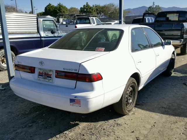 JT2BG28K9W0154455 - 1998 TOYOTA CAMRY LE WHITE photo 4