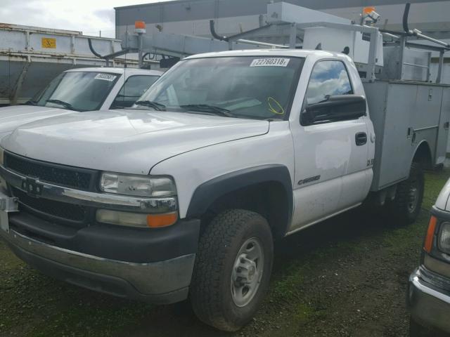 1GBHC24U92E184920 - 2002 CHEVROLET SILVERADO WHITE photo 2