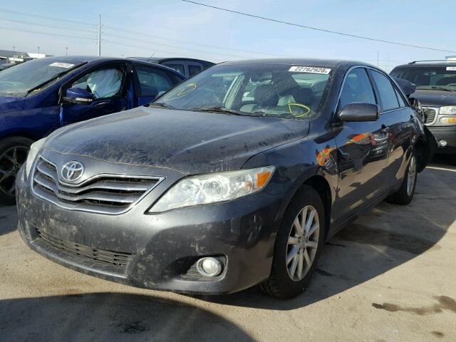 4T1BK3EK5BU128787 - 2011 TOYOTA CAMRY SE GRAY photo 2