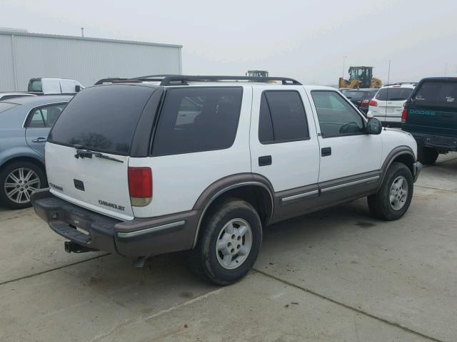 1GNDT13W0W2233492 - 1998 CHEVROLET BLAZER WHITE photo 4