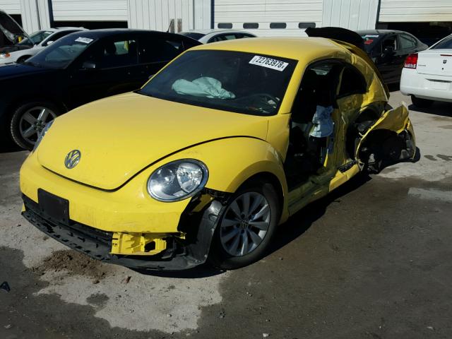 3VWF17AT2GM602055 - 2016 VOLKSWAGEN BEETLE 1.8 YELLOW photo 2