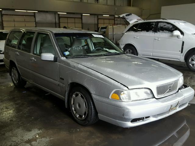 YV1LW557XW2502939 - 1998 VOLVO V70 SILVER photo 1