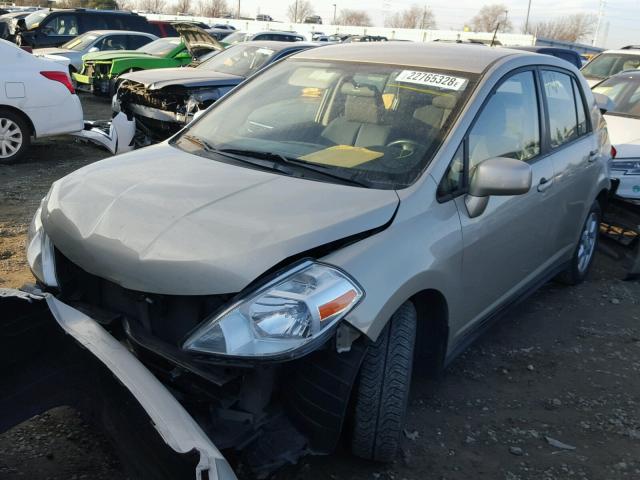 3N1BC11E09L497828 - 2009 NISSAN VERSA S TAN photo 2